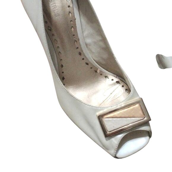 BCBG Leather Heels Open Toe Pumps Sz 10B Ivory Gold Emblem Accent BCBGirls City - Picture 6 of 16